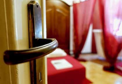 la camera da letto dell'antico pozzo bistrot bed and breakfast finalborgo